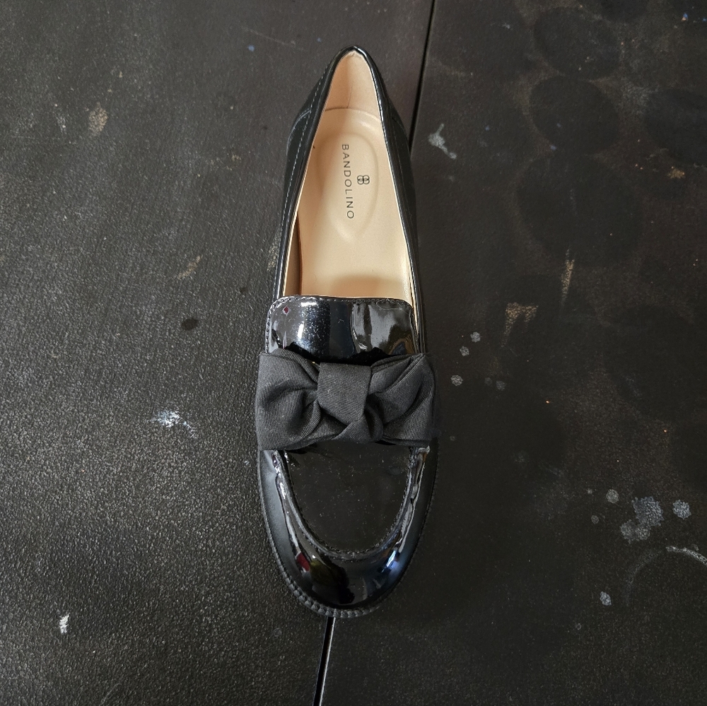 Bandolino Glossy Black Flats with Bow Accent